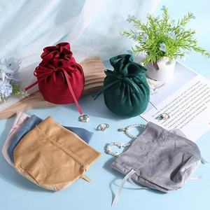 Sac en velours recyclable imprimé sérigraphié avec logo personnalisé H&G, multicolore, avec cordon de serrage, organiseur de rangement pour écouteurs, fond en flanelle - Product Image 5