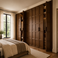 Armoire de chambre intégrée en noyer foncé sur mesure avec portes à battants à panneaux surélevés, placard en bois de style classique moderne