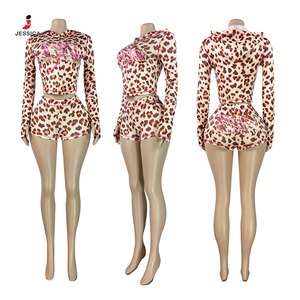 E6011-2026 Nuovi Arrivi Sexy Completo Due Pezzi con Stampa Leopardata, Giacca Corta con Cappuccio a Maniche Lunghe e Pantaloncini, Tuta da Donna - Product Image 5