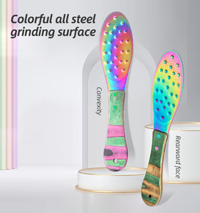 Râpe à pieds manuelle Rainbow pour pédicure, éliminateur de callosités, exfoliant pour les talons, outil de soin de la peau - Product Image 4