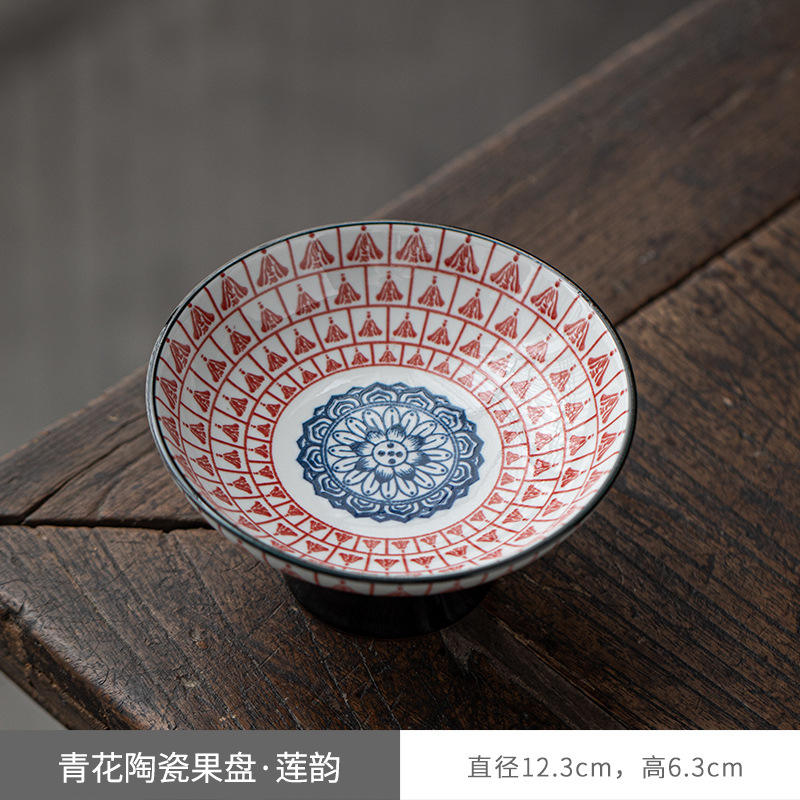 จานผลไม้สีน้ำเงินและดอกไม้คำคล้องจองขนาดเล็กของบัว