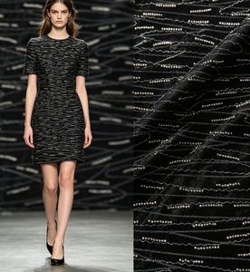 Tissu en <span class=keywords><strong>velours</strong></span> <span class=keywords><strong>noir</strong></span> de poids moyen, brodé de perles tubulaires, tissu texturé amincissant pour robe moulante à manches courtes pour femme - Product Image 1