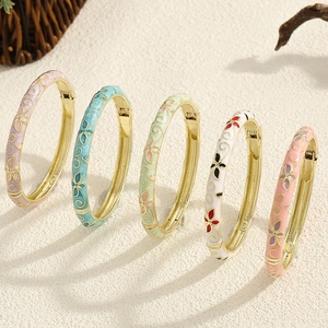 ขายส่งของที่ระลึกการเดินทาง กำไลข้อมือโลหะเคลือบสีสำหรับผู้หญิง รูปวงรีหลากสีสัน ลายใบโคลเวอร์สี่แฉก ของขวัญ - Product Image 1