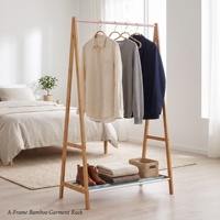Porte-vêtements en bambou en forme de A avec barre de suspension aux accents pastel et étagère à chaussures à lattes multicolores pour chambres d'enfants