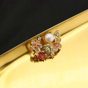 Broche en perles d'eau douce dorées pour la saison des fêtes, cadeau de Noël, cadeau de Nouvel An, bijou élégant pour amie et famille - Product Image 2