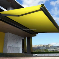 Auvent de terrasse de luxe moderne à structure en aluminium extensible électriquement, entièrement personnalisé, avec revêtement acrylique et éclairage LED.