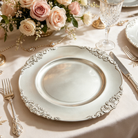 Assiettes de présentation dorées baroques ornées avec bordure à motifs en relief pour une mise en scène de table de banquet de mariage de luxe