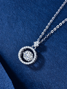 Hermoso Collar con Colgante Flotante de Moissanita y Cadenas Bañadas en Oro de 18K, Adecuado para Uso Diario y Asistir a Banquetes - Product Image 4