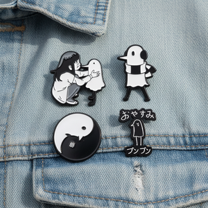Insignia de metal de aleación de zinc con diseño de dibujos animados en blanco y negro, creativa, simple, con temática de buenas noches, hombre con auriculares, corsage y hada, para ropa. - Product Image 1