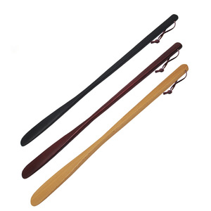 Yinste Calzador de Madera con Mango Largo de 54 cm para Facilitar el Calzado, Colores Rojo Natural y Negro - Product Image 2