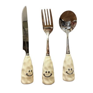 Juego de cubiertos de acero inoxidable con diseño de cara sonriente y mangos de cerámica para uso en hoteles, cocina occidental y filetes. - Product Image 5