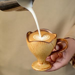 แก้วกาแฟเซรามิควินเทจลายร่อง ไพน์ พาวิลเลียน ขนาด 160 มล. แก้วลาเต้ทรงสูงทำจากสโตนแวร์ ขอบลายกลีบดอกไม้ สไตล์เรียบง่าย สำหรับร้านกาแฟและใช้ในบ้าน - Product Image 2