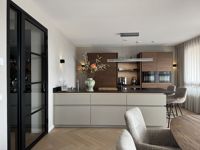 Armoire de cuisine moderne, design plat, finition mate, laque et placage mélangés