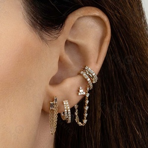 Gemnel asymétrique forme caractéristiques un <span class=keywords><strong>blanc</strong></span> diamant flanqué des deux côtés par diamant rond assommoirs chic boucles boucle d'oreille - Product Image 3