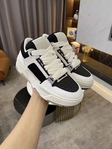 รองเท้าเดินแฟชั่นตาข่ายสีขาวคุณภาพสูงสำหรับผู้หญิงและผู้ชาย ดีไซน์หรูหรา น้ำหนักเบา พื้นยาง ขายส่ง - Product Image 2