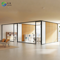 Cloison de bureau administrative moderne en verre avec panneaux en bois haut de gamme et verre trempé