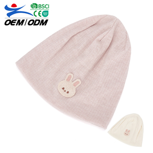 Gorro de Punto Personalizado para Niñas, Suave y Cómodo, 100% Algodón, Gorro con Diseño de Letras, Estilo Moderno para Viajes - Product Image 1
