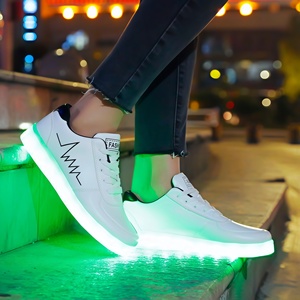 เชือกผูกรองเท้าเรืองแสง LED สีสันสดใส ชาร์จด้วย USB รองเท้าเรืองแสงในที่มืดสำหรับผู้ใหญ่และคู่รัก รองเท้าผ้าใบไฟ LED สำหรับกลางคืน - Product Image 1