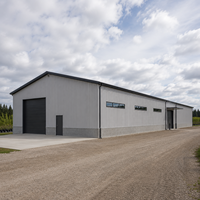 Entrepôt préfabriqué en structure acier conforme AISC, conçu pour les charges de vent, atelier métallique préfabriqué, garage, hangar, bâtiment industriel