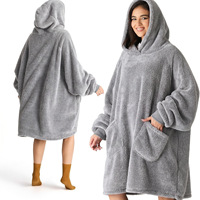 Couverture à capuche personnalisée 700G de style européen, couleur unie, épaisse, chaude et moelleuse en polyester, portable avec poches latérales pour femme