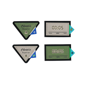 Logotipo de etiqueta de cuero triangular de <span class=keywords><strong>camuflaje</strong></span>, accesorios de <span class=keywords><strong>ropa</strong></span> de marca de moda, parche cuadrado de PU suave, pegatina de parche hecha a mano DIY - Product Image 1