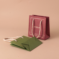 Sacs cadeaux en papier pour bijoux avec logo personnalisé et poignées torsadées en coton, vente en gros d'usine OEM ODM