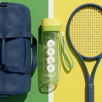 Bouteille d'eau en plastique avec couvercle de protection et sangle de poignet pour l'école, le sport et les sorties d'une journée