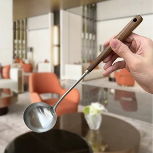 Louche à soupe en acier inoxydable 304 avec manche en bois de noyer et passoire pour usage domestique et professionnel - Product Image 5