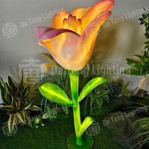Escultura luminosa de tulipanes para exteriores, ideal para exhibiciones en entradas de parques y escenas nocturnas en jardines botánicos. - Product Image 2