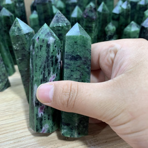 หินรูบี้โซไซต์ธรรมชาติขายส่ง รูปทรงหอคอย คริสตัลสีเขียวดิบ จุดคริสตัลแกะสลัก หินคริสตัลทรงเสา - Product Image 6