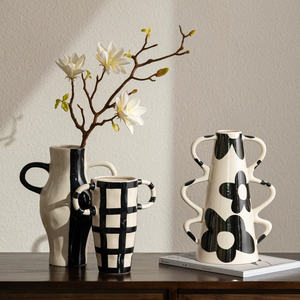 Vases à fleurs en céramique modernes faits à la main, glaçure mate, ornements décoratifs pour la décoration intérieure, pour table ou salon - Product Image 1