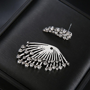 Orecchini a Forma di Ala per Donne, Accessorio Elegante e Scintillante per l'Orecchio - Product Image 2