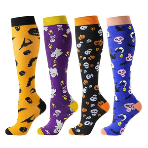 Calze a Compressione di Halloween con Fantasie Spaventose: Scheletri, Pipistrelli, Zucche, Alieni, Mumie - Jacquard per Uomo e Donna - Product Image 2