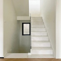 Escalier en spirale en marbre blanc poli Sivec avec garde-corps en verre pour villa intérieure, design moderne, escalier en pierre naturelle
