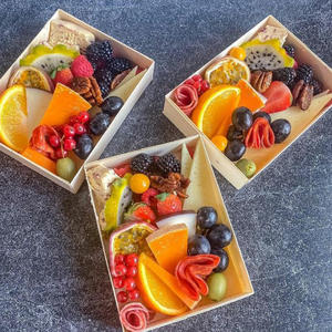 Wooden Self-assembly Fruit And Nut Serving Tray Catering Cake Biscuits Board With Plastic Lid