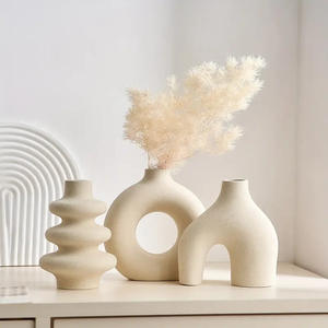 Vase sculptural de mode de niche, design circulaire creux et à étages superposés, texture artisanale, parfait pour les arrangements - Product Image 1