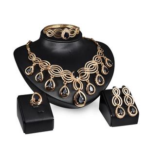 Parure de bijoux fantaisie en résine noire et or, incrustée de diamants, pour femme, idéale pour mariage (collier, boucles d'oreilles, bague, bracelet) - Product Image 5
