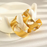 Bracelet manchette large en acier inoxydable plaqué or 18 carats, motif cœur martelé, ouvert, minimaliste et élégant pour femme