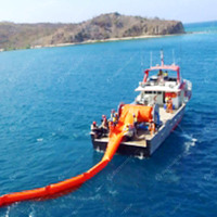 Barrière flottante anti-pollution en PVC pour le contrôle des déversements d'hydrocarbures en mer, au port, en rivière, en lac et pour les applications de lutte contre la pollution des eaux.
