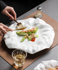 Assiettes à volants en céramique blanche pure Assiettes alimentaires occidentales <span class=keywords><strong>haut</strong></span> <span class=keywords><strong>de</strong></span> <span class=keywords><strong>gamme</strong></span> Assiettes <span class=keywords><strong>de</strong></span> service peu profondes Formes uniques <span class=keywords><strong>pour</strong></span> <span class=keywords><strong>vaisselle</strong></span> élégante - Product Image 4