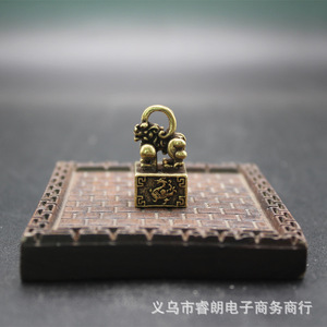 Llavero de Latón con Sello Pixiu, Pequeño Colgante, Adorno de Escritorio, Ornamento Portátil con Diseño de Animal - Product Image 4