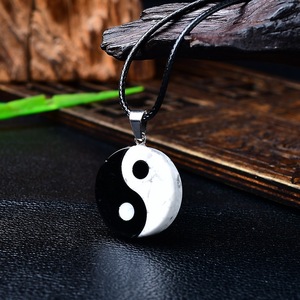 Collar con Colgante de Piedra en bruto de obsidiana de pino blanco natural, símbolo de ocho trigramas Yin Yang blanco negro, técnica pulida a mano - Product Image 6