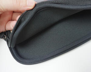 תיק נייד באיכות גבוהה ניאופרן עם סגירת רוכסן שולחן מודפס - Product Image 2