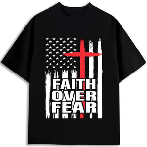 Camiseta Faith Over Fear con bandera americana y cruz para hombre, 100% algodón, manga corta, cuello redondo, diseño estampado, ajuste regular - Product Image 1