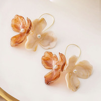 Boucles d'oreilles pendantes en acrylique plaqué or pour femmes avec perle pour les mariages et un usage quotidien