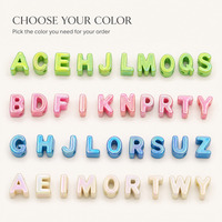 Perles en acrylique brillantes en gros, lettres de l'alphabet de 21 mm, breloques avec trou de 6 mm, options de couleurs pour l'artisanat des enfants et les bijoux initiaux