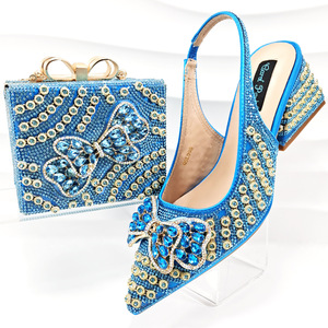 Conjunto de zapatos de tacón alto con tira trasera y diseño de mariposa de cristal azul para mujer y bolso a juego, calzado para fiestas nocturnas. - Product Image 3