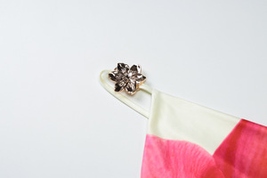 เดรสสั้นรัดรูปพิมพ์ลายดอกไม้แบบไหล่เดียวสำหรับผู้หญิง คอวีลึก แต่งระบาย ประดับด้วยรายละเอียดตกแต่ง  ชุดเดรสแฟชั่นสำหรับงานปาร์ตี้ - Product Image 5