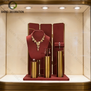Kit de présentation de bijoux en microfibre rouge pour boutique de détail, avec buste à bijoux et porte-bagues en métal doré - Product Image 3