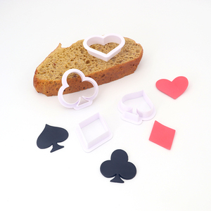 Factory Outlet New 4Pcs <span class=keywords><strong>Poker</strong></span> Simulation Kitchen Goods Set Herramienta de decoración para hornear de plástico que incluye cortadores de galletas de pastel de azúcar - Product Image 5